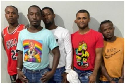 Apresan haitianos que montaron un altar “espiritual” para estafar varias personas