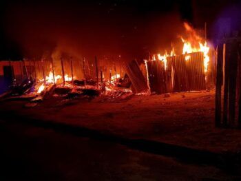 Disputa por control de punto de drogas deja un herido de bala, tres casas y un vehículo calcinados