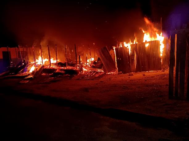 Disputa por control de punto de drogas deja un herido de bala, tres casas y un vehículo calcinados
