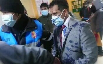 Hijos irrumpen la boda de su padre y lo bañan por pintura para exigir la manutención