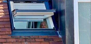 Construyó una ventana, los vecinos se quejaron y les puso un maniquí que los miraba: terminó en juicio