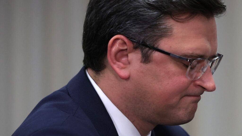 Canciller ucraniano acusa a soldados rusos de abusar sexualmente de mujeres en ciudades ocupadas