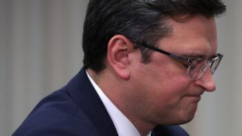 Canciller ucraniano acusa a soldados rusos de abusar sexualmente de mujeres en ciudades ocupadas