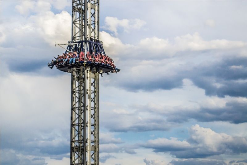 Muere adolescente tras caer de juego en un parque de diversiones