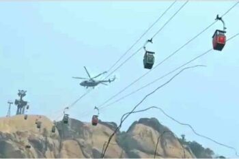 Un muerto y 40 atrapados tras accidente en un teleférico en la India