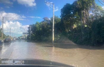 Tramo inundado en el km. 22 autopista Duarte en dirección hacia el Distrito Nacional