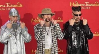 Bad Bunny posa junto a sus dos figuras de cera
