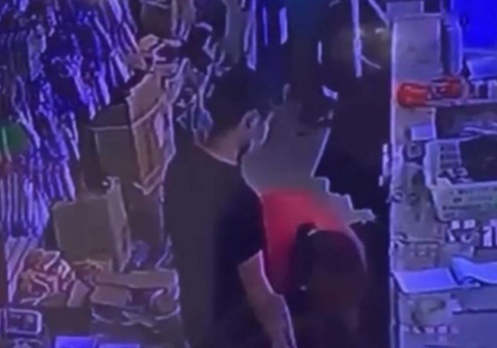 Empleada mata a su jefe chino en una tienda en la Duarte