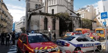 Apuñalan sacerdote en plena misa