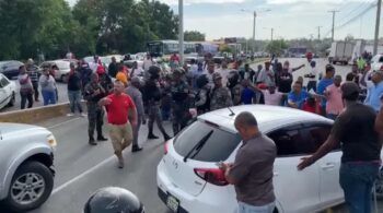 Transportistas protestan en la Av. Charles de Gaulle