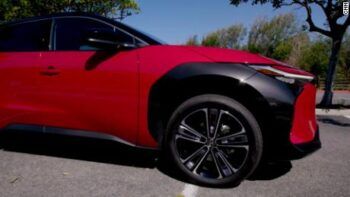 Toyota lanza nuevo carro eléctrico