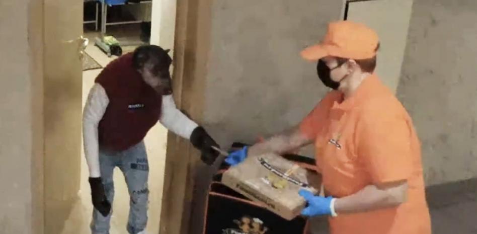 Fue a entregar una pizza y la recibió un chimpancé en la puerta con el dinero