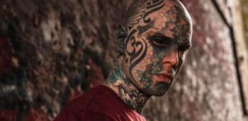 Prohíben a maestro dar clases por sus tatuajes