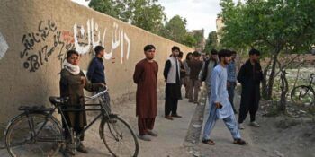 Al menos 8 muertos y 71 heridos en atentado suicida en una mezquita de Kabul