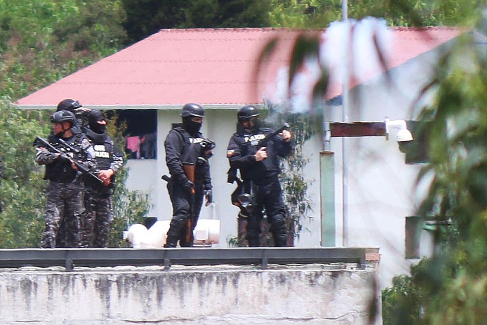 Doce muertos en un enfrentamiento en una cárcel de Ecuador