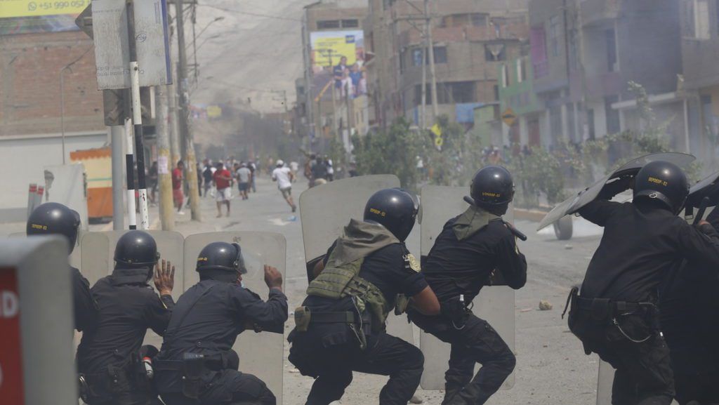 Crisis en Perú se agrava al imponer un toque de queda