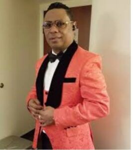 Yoskar Sarante brilla desde el cielo con «Amor a medio tiempo»