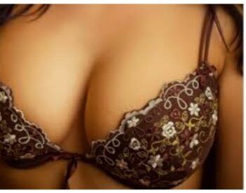 Mirar los pechos de las mujeres alarga la vida de los hombres