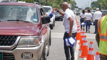 Regalan combos de habichuelas con dulce y botiquines con motivo de Semana Santa