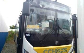 Apedrean corredor de la Charles hiriendo varias personas