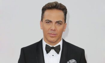 Dejan a Cristian Castro con el moño hecho