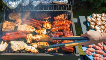 Por poco quema su casa haciendo una parrillada