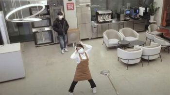 Un jefe pilla a una empleada bailando y en lugar de despedirla le aplaude