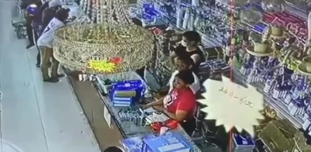 Sigue huyendo la mujer que mató a un chino