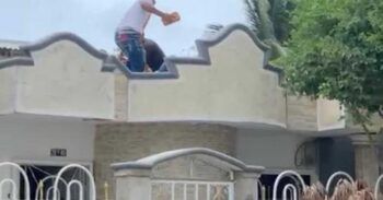 Vecinos lanzan a ladrón del techo de una casa