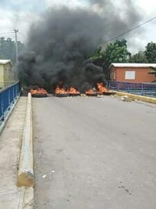 Quema de gomas y obstaculización del tránsito en primeras horas de la huelga en SFM