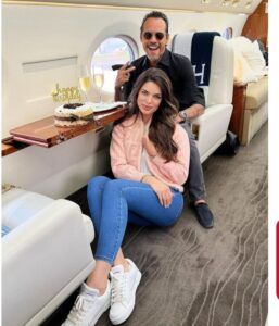 Marc Anthony reaparece con un bastón