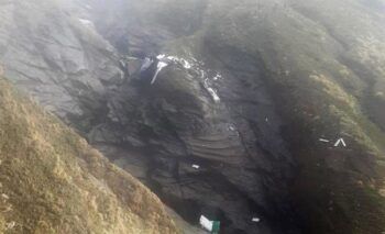 Los equipos de rescate encuentran 14 cadáveres del avión accidentado en Nepal