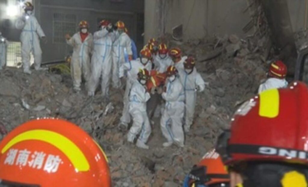 Rescatan a una mujer tras seis días bajo los escombros de edificio en China
