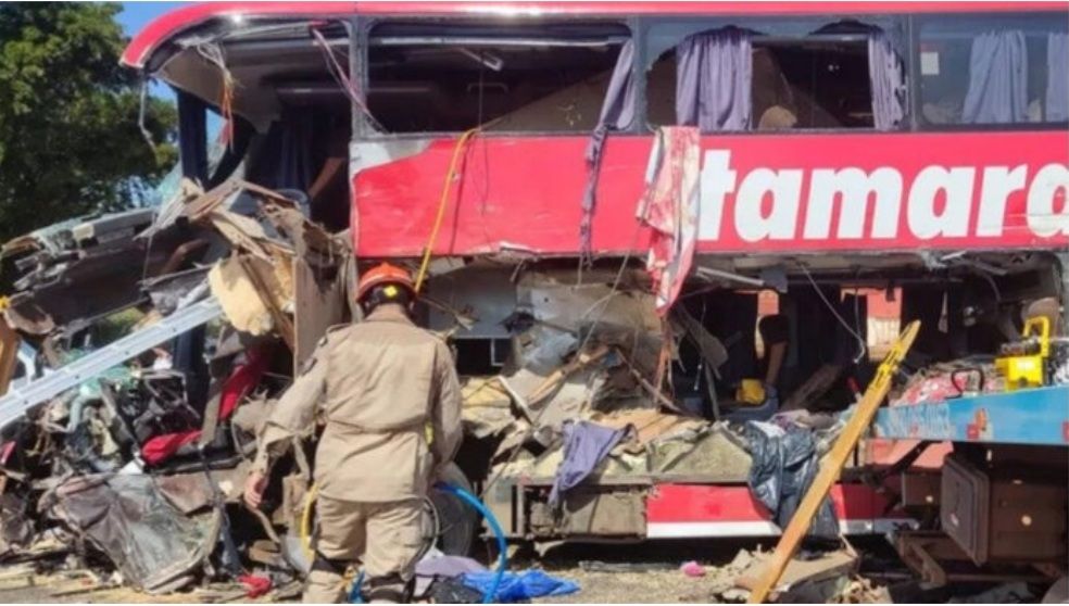 Doce muertos en Brasil tras chocar autobús con camión