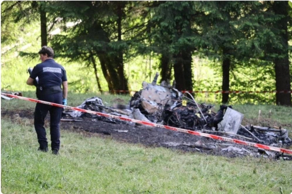 Mueren 5 personas al caer avioneta en Francia