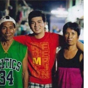 Lo adoptó una familia pobre cuando era bebé, 25 años después les regaló a sus padres una mansión