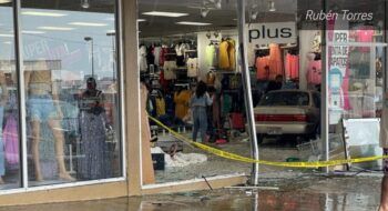 Conductora choca contra tienda y atropella a clienta en Puerto Rico