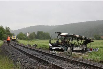 Varios heridos tras chocar tren con autobús en Alemania