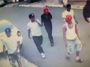 Turba de hombres con armas blancas asalta una persona en Santiago