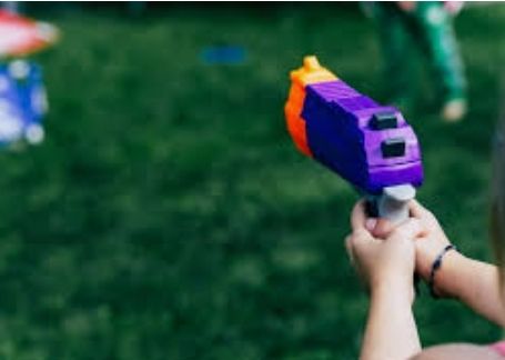 Le sacó una pistola de agua al amigo y el amigo lo mató con una pistola de verdad