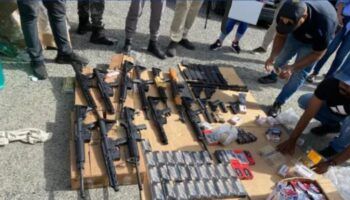 Apresan a mujer con 11 fusiles y seis pistolas en SDE