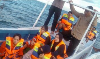 Desaparecen 26 personas tras hundimiento de un ferry en Indonesia
