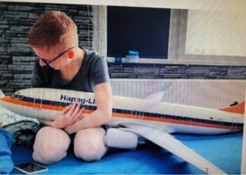 Mujer dice estar enamorada de un avión y tener relaciones con su réplica