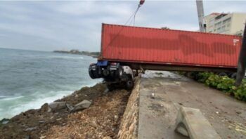 Una patana casi cae al Mar en la avenida George Washington