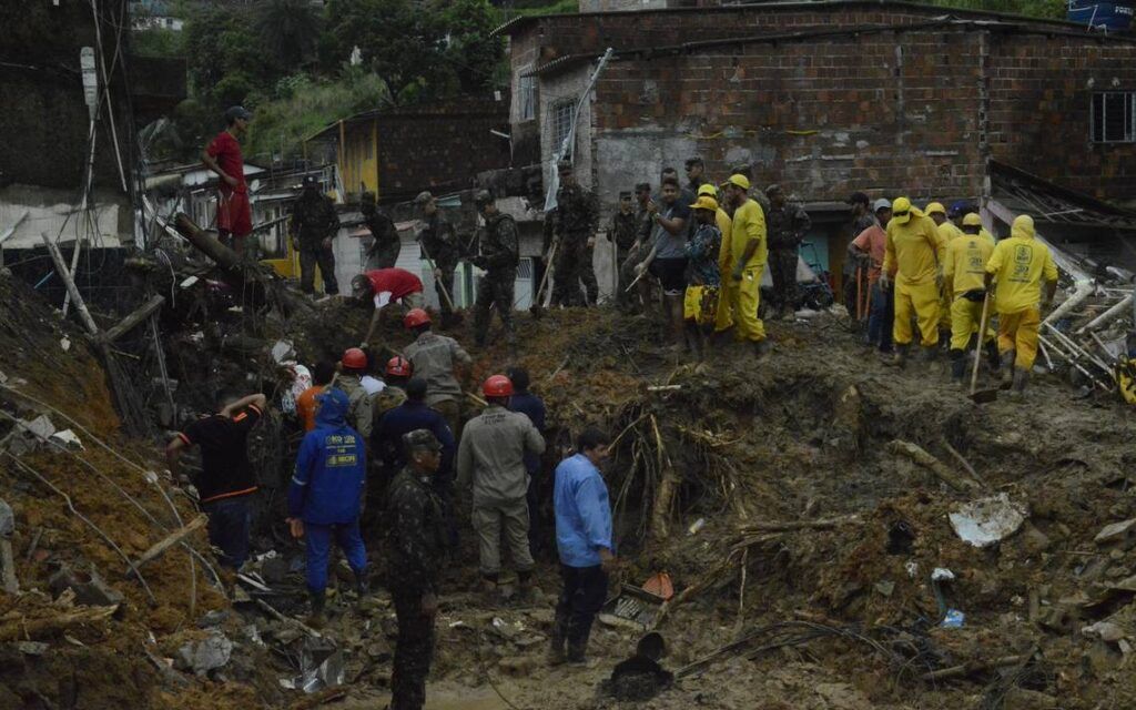 Suben a 84 los muertos por lluvias en Brasil