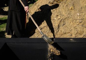 Hombre muere de infarto mientras enterraba a mujer que estranguló