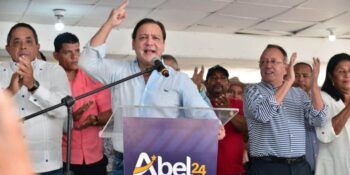 Abel Martínez agradece a los votantes y celebra triunfo