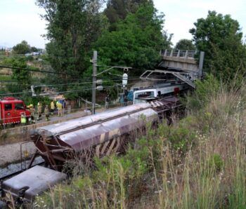 Un muerto y 80 heridos tras chocar dos trenes en España
