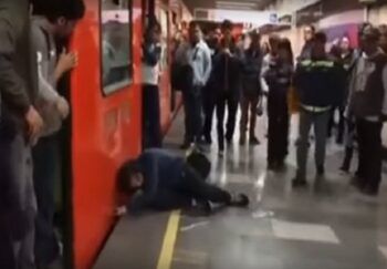 Hombres pelean con cuchillos en metro de Brooklyn y caen a las vías