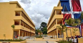 Por RD$100 estudiante se lanza de 2 piso en liceo, se fractura pierna